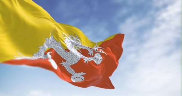 Flaga Narodowa Bhutanu Macha Pogodny Dzień Trójkąty Żółty Pomarańczowy Białym — Wideo stockowe