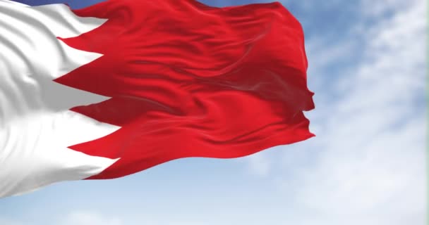 Εθνική Σημαία Του Μπαχρέιν Κυματίζει Μια Καθαρή Μέρα Λευκή Λωρίδα — Αρχείο Βίντεο