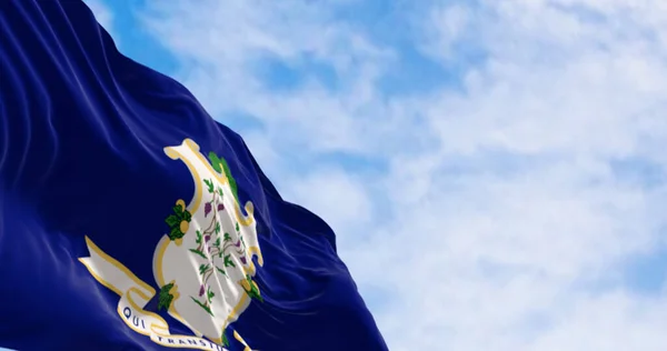 Connecticut Tillstånd Flagga Fladdrar Vinden Klar Dag Vit Sköld Blå — Stockfoto