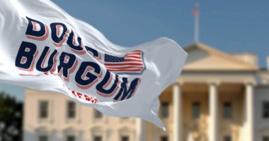 Washington D.C., ABD, Haziran 2023: Doug Burgum seçim kampanyası bayrağı arka planda Beyaz Saray ile sallanıyor. 2024 ABD başkanlık seçimi. Resimli 3d illüstrasyon oluşturucu