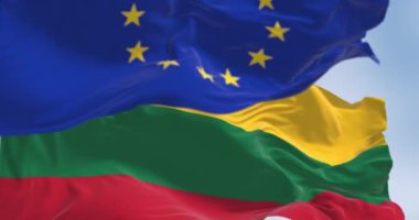 Açık bir günde Litvanya ve Avrupa Birliği bayrakları el sallıyor. Litvanya 2004 yılında Avrupa Birliği üyesi oldu. Kusursuz 3 boyutlu animasyon. Yavaş çekim döngüsü. Seçici odaklanma. 4k