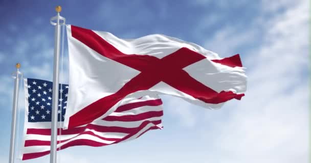 美国和阿拉巴马州的国旗在阳光灿烂的日子一起飘扬 阿拉巴马州的国旗在白地上有一个红十字标志 无缝3D渲染动画 慢动作回圈4K — 图库视频影像