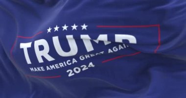 Arlington, ABD, 21 Temmuz 2023: Donald Trump seçim kampanyası bayrağı dalgalanıyor. 2024 ABD başkanlık seçimi. Kusursuz 3 boyutlu animasyon. Yavaş çekim döngüsü. Seçici odaklanma. 4k