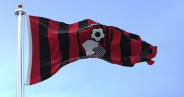 Bournemouth, İngiltere, Ekim 2022: AFC Bournemouth bayrağı açık bir günde dalgalanıyor. Kings Park, Boscombe merkezli bir İngiliz futbol kulübü. Kusursuz 3 boyutlu animasyon. Yavaş çekim döngüsü. 4k