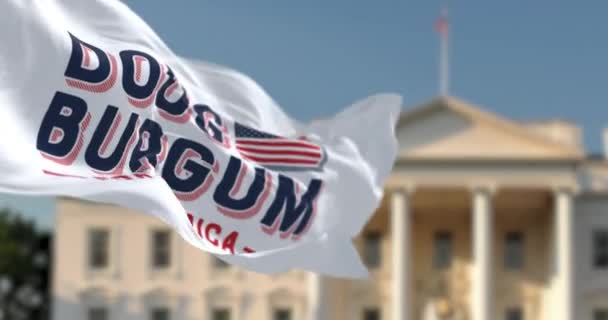 2023年6月15日 美国华盛顿特区 伯格姆 Doug Burgum 向白宫挥动竞选旗帜 2024年美国总统选举 无缝3D渲染动画 慢动作回圈有选择的重点 — 图库视频影像