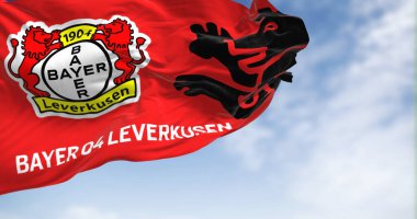 Leverkusen, DE, 2 Ağustos 2023: Açık bir günde Bayer Leverkusen bayrağı dalgalanmaktadır. Resimli 3d illüstrasyon canlandırması. Kanat çırpan kumaş. Alman Bundesliga Futbol Kulübü