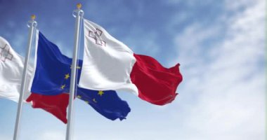 Malta ve Avrupa Birliği bayrakları açık bir günde rüzgarda sallanıyor. Malta Mayıs 2004 'te AB üyesi oldu. Kusursuz 3 boyutlu animasyon. Yavaş çekim döngüsü. Seçici odaklanma. 4k