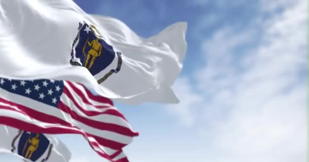 Las Banderas Massachusetts Los Estados Unidos Ondeando Viento Día Claro — Vídeos de Stock