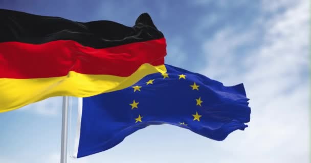 ドイツの国旗と欧州連合は晴れた日に風を振っている ドイツは1958年1月にEuに加盟した シームレス3Dレンダリングアニメーション スローモーションループ 4Kについて — ストック動画