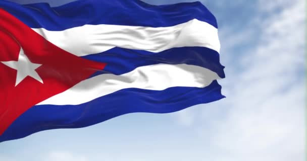キューバの国旗が晴れた日 5本の青と白のストライプ 白い星を持つホイストの赤い三角形 ラテンアメリカの国 シームレス3Dレンダリングアニメーション スローモーションループ 4Kについて — ストック動画