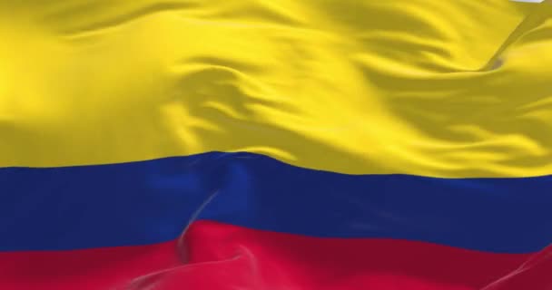 風に揺れるコロンビアの国旗の閉鎖 赤の水平トリコロール ラテンアメリカの国 シームレス3Dレンダリングアニメーション スローモーションループ 4Kについて — ストック動画