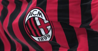 Milan, İtalya, 23 Temmuz 2023: A.C. Milan Bayrağı 'nın yakın çekimi. Milano, İtalya merkezli profesyonel futbol kulübü. Kusursuz 3 boyutlu animasyon. Yavaş çekim döngüsü. Seçici odaklanma. 4k