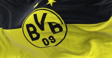 Dortmund, DE, 2 Ağustos 2023: Borussia Dortmund bayrağının yakın çekimi. Dortmund merkezli Alman profesyonel spor kulübü. Kusursuz 3 boyutlu animasyon. Yavaş çekim döngüsü. Seçici odaklanma. 4k