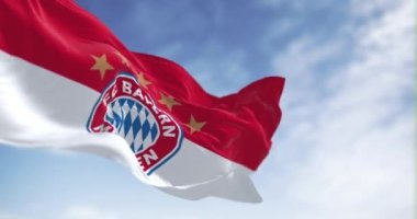 Münih, DE, 30 Haziran 2023: Bayern Münih bayrağı açık bir günde rüzgarda sallanıyor. Münih merkezli Alman spor kulübü. Kusursuz 3 boyutlu animasyon. Yavaş çekim döngüsü. Seçici odaklanma. 4k