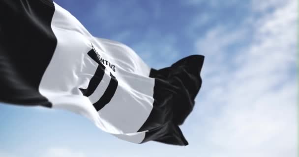 意大利都灵 2023年8月1日 尤文图斯足球俱乐部的旗帜在晴朗的日子飘扬 意大利职业足球俱乐部设在都灵 无缝3D渲染动画 慢动作回圈有选择的重点 — 图库视频影像