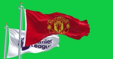 Manchester, İngiltere, 2 Temmuz 2023: Manchester United FC ve Premier League bayrakları yeşil ekranda izole edildi. Kusursuz 3D canlandırma animasyonu. Krom anahtar. Yavaş çekim döngüsü. 4 bin. Seçici odak