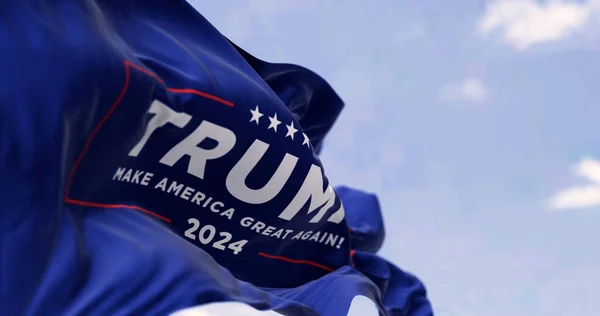 2023年7月21日 美国阿灵顿 唐纳德 特朗普竞选旗帜摇曳的特写 2024年美国总统选举 说明性编辑3D说明 — 图库照片