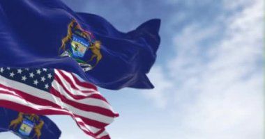 Açık bir günde Michigan ve Birleşik Devletler bayrakları rüzgarda sallanıyor. Vatanseverlik ve kimlik kavramı. Kusursuz 3 boyutlu animasyon. Yavaş çekim döngüsü. Seçici odaklanma. 4k