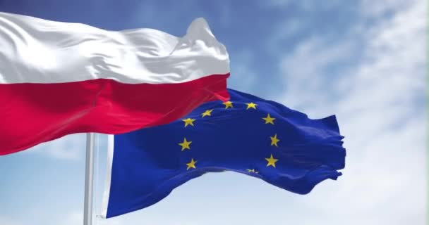 Flagi Polski Unii Europejskiej Machają Razem Pogodny Dzień Polska Jest — Wideo stockowe
