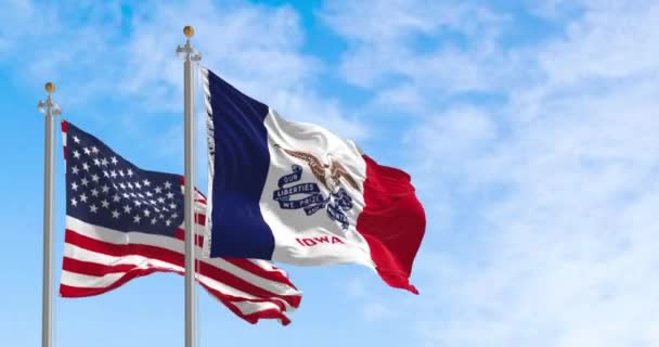 爱荷华州和美国的国旗在晴朗的天气里迎风飘扬 美国中西部地区的一个州 无缝3D渲染动画 慢动作回圈有选择的重点 — 图库视频影像
