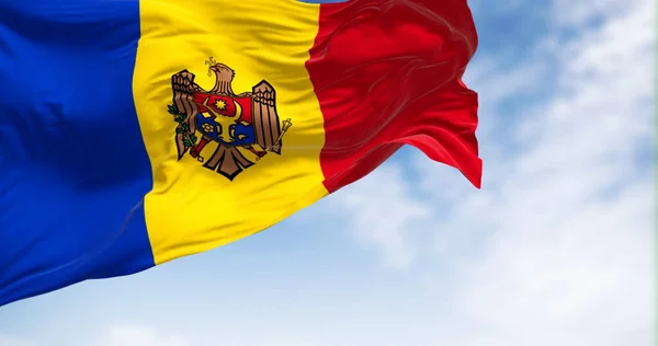 在晴朗的日子里 摩尔多瓦国旗在风中飘扬 黄色和红色的垂直三色旗 中央为国徽 3D插图渲染 飘扬的面料 — 图库照片