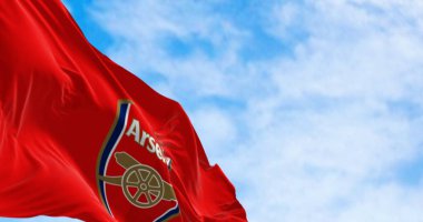 Londra, İngiltere, 20 Ağustos 2023: Arsenal Futbol Kulübü bayrağı açık bir günde sallanıyor. İngiliz profesyonel futbol kulübü. İllüstrasyon 3d illüstrasyon canlandırması. Dalgalı Kumaş. Seçici odak
