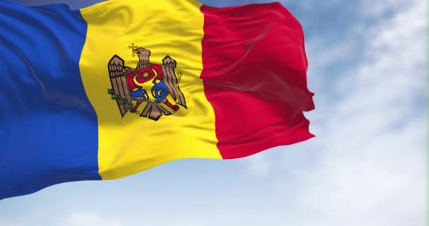 Bandera Nacional Moldova Ondeando Día Despejado Tricolor Vertical Azul Amarillo — Vídeo de stock