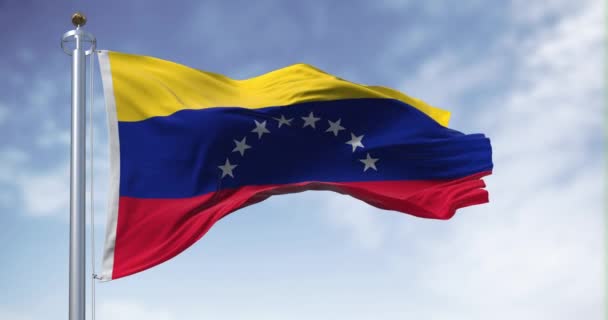 Venezuelas Nationalflagge Weht Einem Klaren Tag Trikolore Aus Gelb Blau — Stockvideo