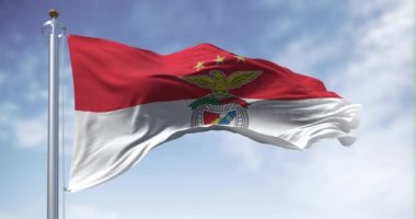 Lizbon, PT, Eylül 2023: Benfica futbol kulübü bayrağı rüzgarda sallanıyor. Benfica, Lizbon merkezli bir Portekiz spor kulübüdür. Kusursuz 3 boyutlu animasyon. Yavaş çekim döngüsü. 4k