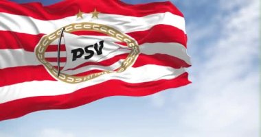 Eindhoven, NL, 4 Eylül 2023: PSV Eindhoven futbol kulübü açık bir günde rüzgarda sallanıyor. Eindhoven 'dan Hollanda spor kulübü. Kusursuz 3 boyutlu animasyon. Yavaş çekim döngüsü. 4k