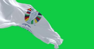 Berlin, DE, 30 Haziran 2023: UEFA Euro 2024 Avrupa Futbol Şampiyonası bayrağı izole edildi. Uluslararası spor müsabakası. Kusursuz 3D canlandırma animasyonu. Krom anahtar. Alfa kanalı. Yavaş çekim döngüsü. 4K