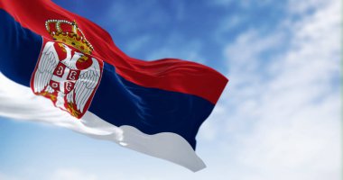 Açık bir günde Sırbistan ulusal bayrağı rüzgarda dalgalanıyor. Merkezin solunda Sırp arması bulunan kırmızı, mavi ve beyaz bantlar. 3D illüstrasyon canlandırıcı. Kanat çırpan kumaş. Seçici odak