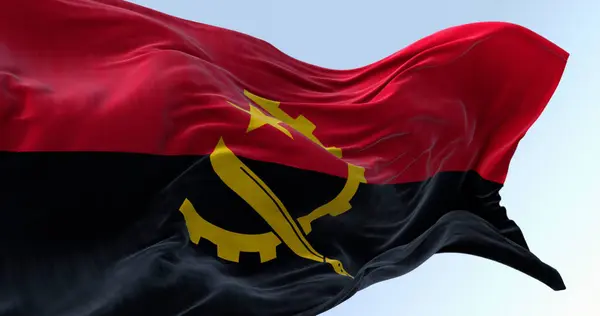 Flaga Narodowa Angoli Macha Wietrze Pogodny Dzień Dwa Poziome Pasy — Zdjęcie stockowe