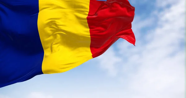 Национальный Флаг Румынии Размахивающий Ветру Ясный День Три Вертикальных Полосы — стоковое фото