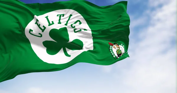 Celtics Zászlaja Boston Integet Szélben Egy Tiszta Napon Amerikai Profi — Stock Fotó