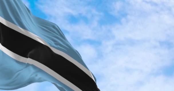 博茨瓦纳国旗在晴朗的日子飘扬 中心为浅蓝色 有水平的黑白条纹 无缝3D渲染动画 慢动作回圈有选择的重点 — 图库视频影像