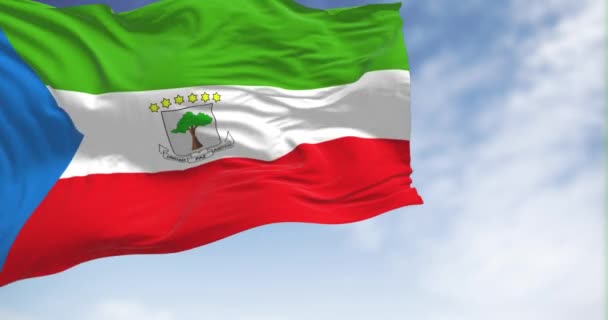 Die Flagge Äquatorialguineas Weht Einem Klaren Tag Horizontale Trikolore Mit — Stockvideo