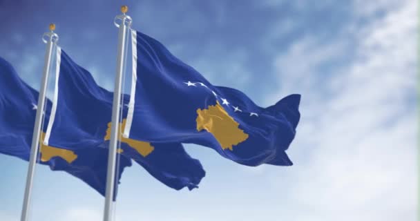 Três Bandeira Nacional Kosovo Acenando Vento Dia Claro Seis Estrelas — Vídeo de Stock