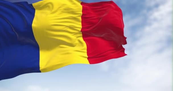 Roemenië Nationale Vlag Wapperen Wind Een Heldere Dag Drie Verticale — Stockvideo