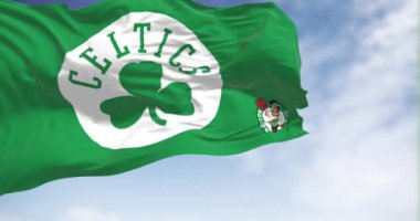 Boston, ABD, 10 Eylül 2023: Celtics Boston açık bir günde rüzgarda sallanıyor. Amerikan profesyonel basketbol takımı. Kusursuz 3 boyutlu animasyon. Yavaş çekim döngüsü. Seçici odaklanma. 4k
