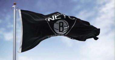 New York City, ABD, 10 Eylül 2023: Brooklyn Nets açık bir günde el sallıyor. Amerikan profesyonel basketbol takımı. Kusursuz 3 boyutlu animasyon. Yavaş çekim döngüsü. 4k
