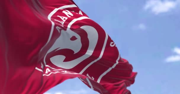 Atlanta Usa September 2023 Atlanta Hawks Flagga Vinkar Klar Dag — Stockvideo
