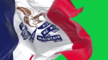 Iowa eyaletinin yeşil arka planda izole edilmiş bayrağının yakın çekimi. Ortasında kartal olan mavi, beyaz ve kırmızı çizgiler. Kusursuz 3D canlandırma animasyonu. Yeşil ekran. Krom anahtar. Yavaş çekim döngüsü. 4K