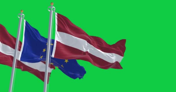 Flaggen Lettlands Und Der Europäischen Union Wehen Vereinzelt Auf Grünem — Stockvideo