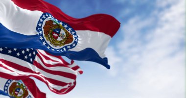 Missouri eyaletinin bayrakları açık bir günde ulusal Amerikan bayrağıyla dalgalanıyor. 3D illüstrasyon canlandırıcı. Dalgalı kumaş. Seçici odak