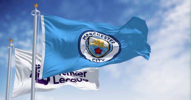 Manchester, İngiltere, 10 Eylül 2023: Manchester City ve Premier Lig bayrakları açık bir günde el sallıyor. İllüstrasyon 3d illüstrasyon canlandırması. Dalgalı kumaş