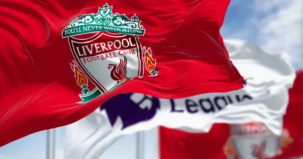Liverpool, İngiltere, Seot. 14 2023: Liverpool Futbol Kulübü ve Premier Lig bayrakları açık bir günde birlikte sallanıyor. İllüstrasyon 3d illüstrasyon canlandırması. Kanat çırpan kumaş. Seçici odak