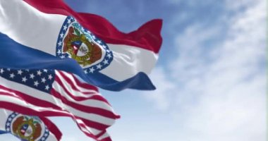 Missouri eyaletinin bayrakları açık bir günde ulusal Amerikan bayrağıyla dalgalanıyor. Kusursuz 3 boyutlu animasyon. Yavaş çekim döngüsü. Seçici odaklanma. 4k
