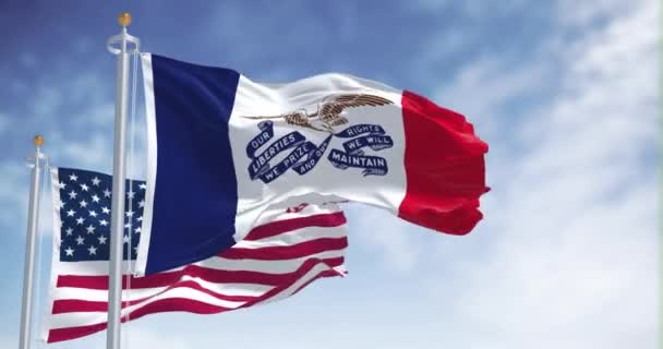 Iowa Állam Zászlaja Lobogott Szélben Amerikai Nemzeti Zászlóval Egy Tiszta — Stock videók