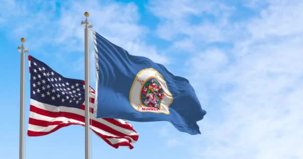 Minnesota State Flagga Viftar Med Den Nationella Amerikanska Flaggan Klar — Stockvideo